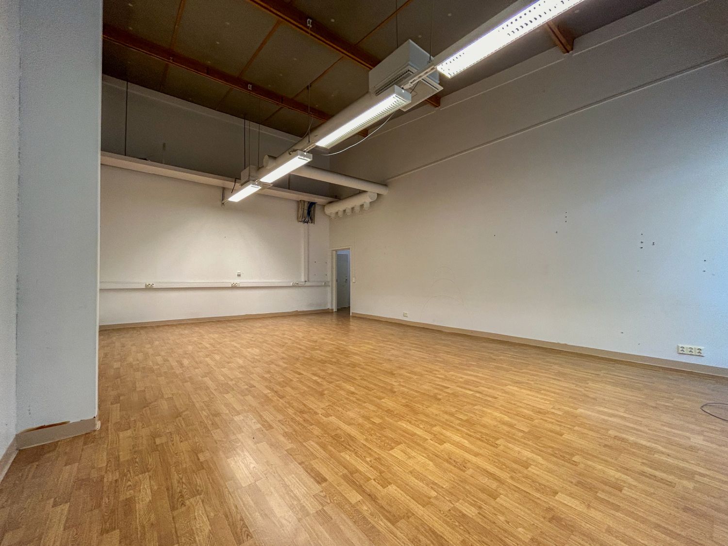 Alakerran 'iso huone'