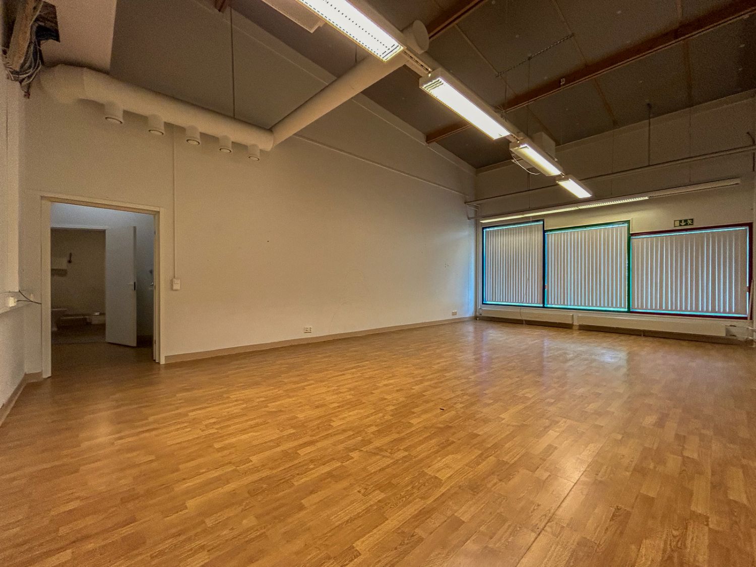 Alakerran 'iso huone'