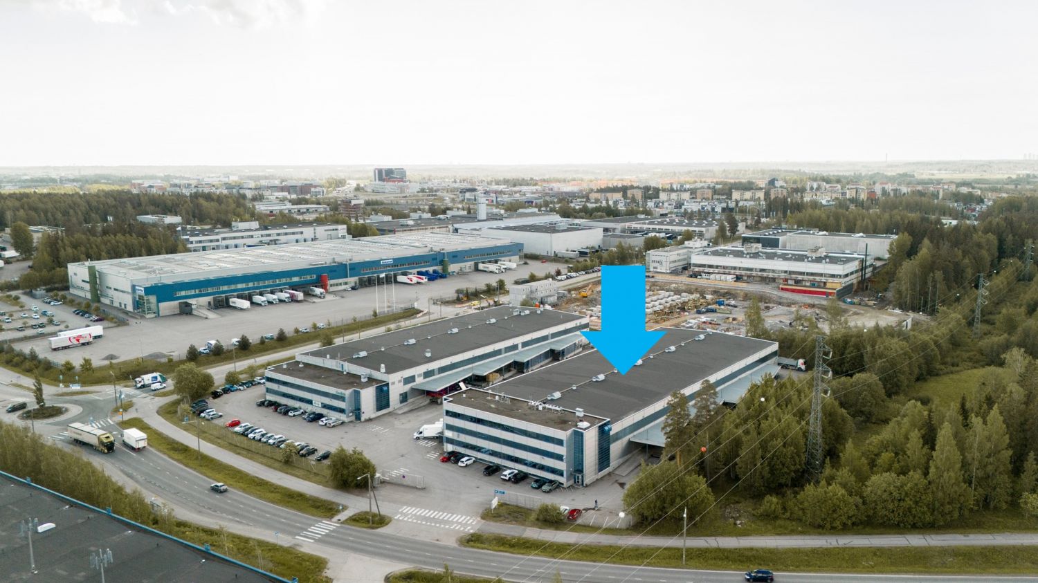 Laadukasta korkeaa varasto-/tuotantotilaa lentokentän kupeessa