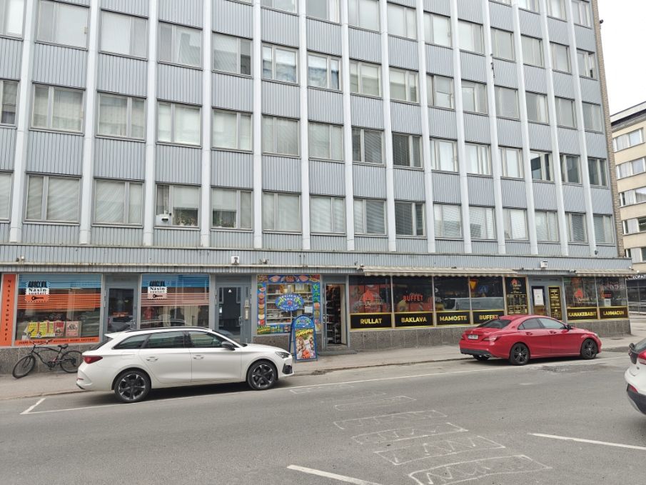 KESKUSTASSA TEHOKAS LIIKETILA NÄSILINNANKADUN JA PUUTARHAKADUN KULMATALOSSA.