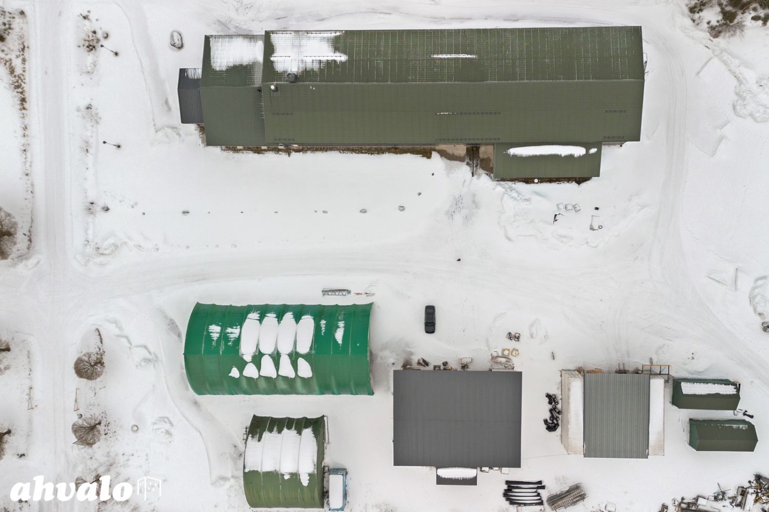 KiteeKylmää hallitilaa, teollisuusalueella.Kokonaisuus tehty pakastamo ja vasto käyttöön.Vanha pakastamo joka toimii varastona n. 210 m2, kaksi pressuhallia n. 190 m2, sekä varastokatos.Tontti perustettu kestämään raskasta liikennettä.