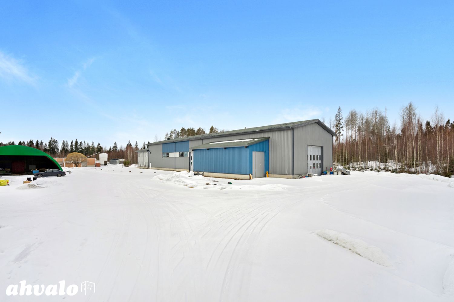 Kitee, KytänniemiHyväkuntoinen ja monipuolinen teollisuusrakennus.Teräsrunkoinen, peltikatteinen rakennus.Tuotanto ja varastotilaa n. 970 m2 siistikuntoiset sosiaali ja toimistotilat n. 350 m2,  jossa neuvottelu ja saunatilat.Oma 9368 m2 tontti, ja kaavassa T (teollisuusrakennusten ja teollis...