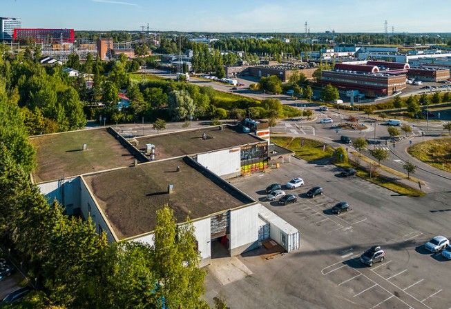 Korkea ja monipuolinen toimitila tunnetulla kauppapaikalla Tammistossa. Tila soveltuu erinomaisesti tuotantoon ja varastointiin. Valmiina pakastin- ja kylmähuoneet, taukotilat sekä naisten ja miesten wc- ja suihkutilat. Lastausalueella on käytössä kaksi nosto-ovea.Tila vuokrataan yhdessä 2. kerrok...
