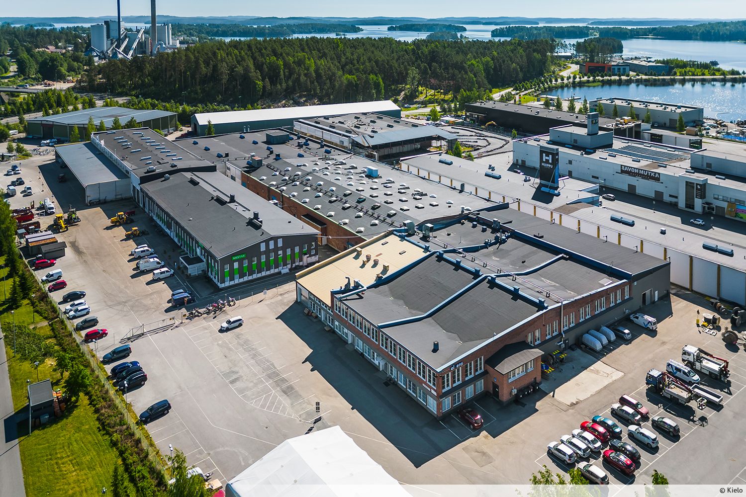 Ensimm&auml;isen kerroksen korkea tuotantotila (halli) vuokrattavana Siikaniemen teollisuusalueella. Tilassa on nelj&auml; nosto-ovea ja siltanosturi. Lis&auml;ksi ulkona on runsaasti vapaata tilaa, jota voi vuokrata varastointiin. Kiinteist&ouml; sijaitsee logistisesti hyv&auml;ll&auml; sijainnilla...