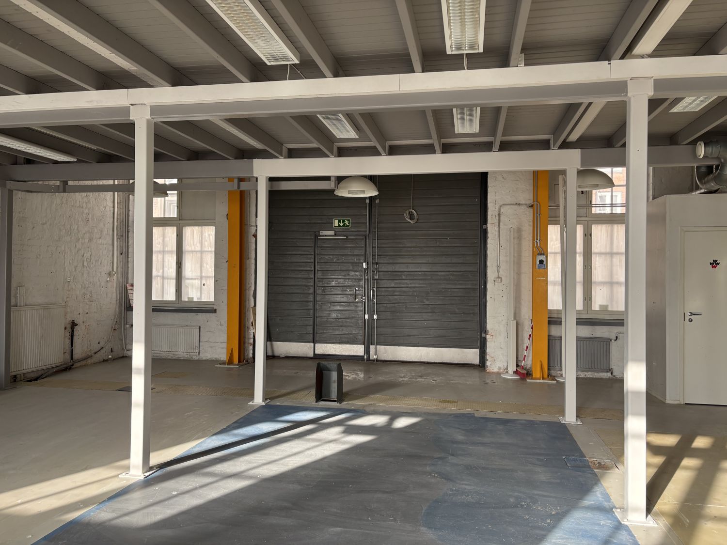 Hallitila, pariovien leveys n. 3,75m ja korkeus n. 3,68m