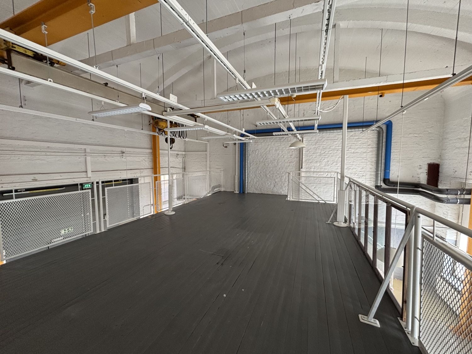 Parvitila, soveltuu esimerkiksi toimistotilaksi, paljon sähköpistokkeita