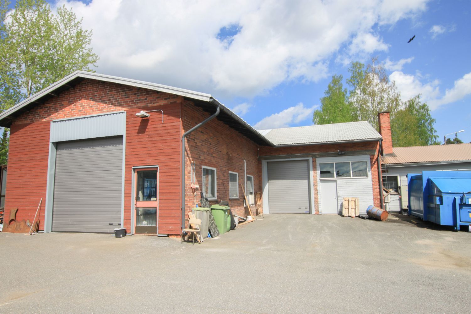 Kiinteist&ouml; sijaitsee hyv&auml;ssa paikassa, omalla tontilla. T&auml;ll&auml; hetkell&auml; kiinteist&ouml; on rakennusyrityksen k&auml;yt&ouml;ss&auml;, mutta vapautuu sopimuksen mukaan. Hintaan kuuluvat koneet ja laitteet (sovittava tarkemmin omistajan kanssa), pl. ajoneuvot.Kiinteist&ouml;ss&...