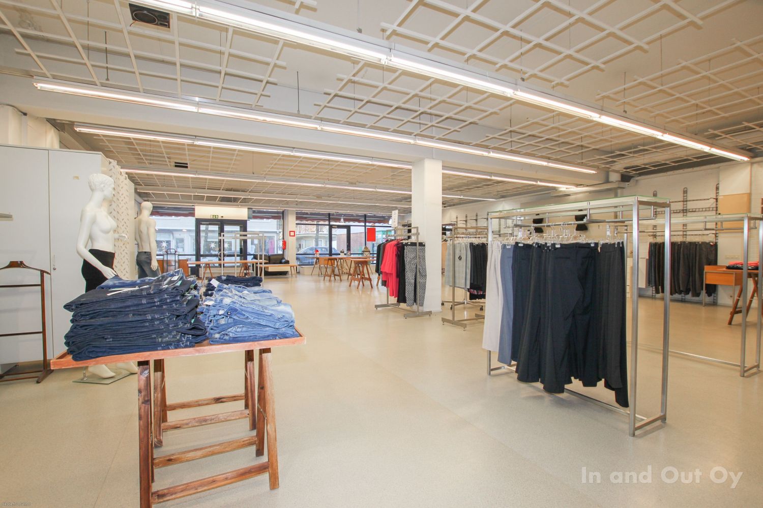 Hyv&auml;kuntoinen liikehuoneisto Imatran Vuoksenniskalla. Liiketilassa neli&ouml;it&auml; 240 ja suuret ikkunat Vuoksenniskantielle p&auml;in. Huoneistoon kuuluu my&ouml;s pieni taukotila, jossa minikeitti&ouml; ja vessa.Vuonna 1986 rakennettu talo, johon tehty muutamia pieni&auml; remontteja. Rake...