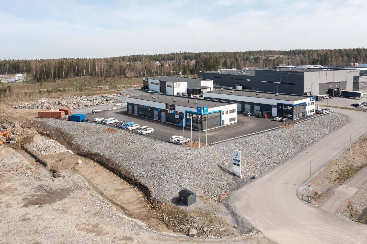 Vuokrattavana korkea selkeä hallitila ja valoisaa toimistotila loistavalla sijainnilla.