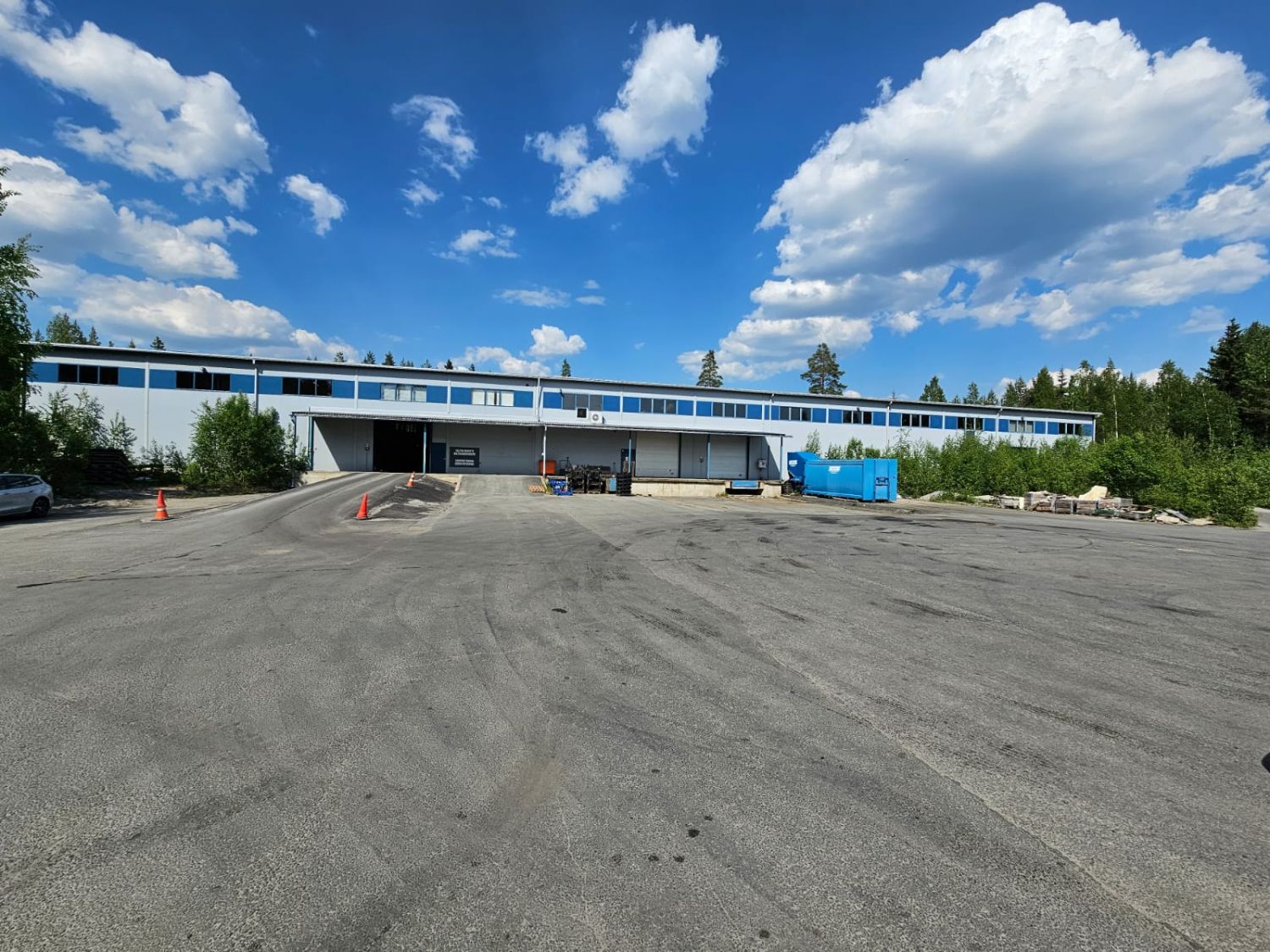 Tämä logistiikkatila tarjoaa todella hyvät mahdollisuudet tehokkaaseen varastointiin! Lastausalue kahdella ovella ja ajorampit halliin mahdollistavat monipuolisen käytön. 