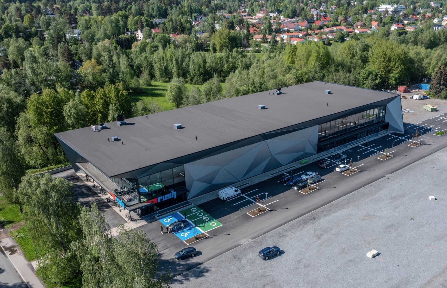 Tarjolla valoisa 1226 m2 kokoinen liike-, varasto- & tuotantotila Nekalassa, Vehreän Vihiojanpuiston kulmalla. Tila (Halli B) valmistunut kesäkuussa 2025. Naapurissa avautui huhtikuussa Liikuntapuisto RUSH.Toimitilassa n. 800 m2 kokoinen halli, jossa akustoitu katto ja vapaa huonekorkeus 8,5 metri...