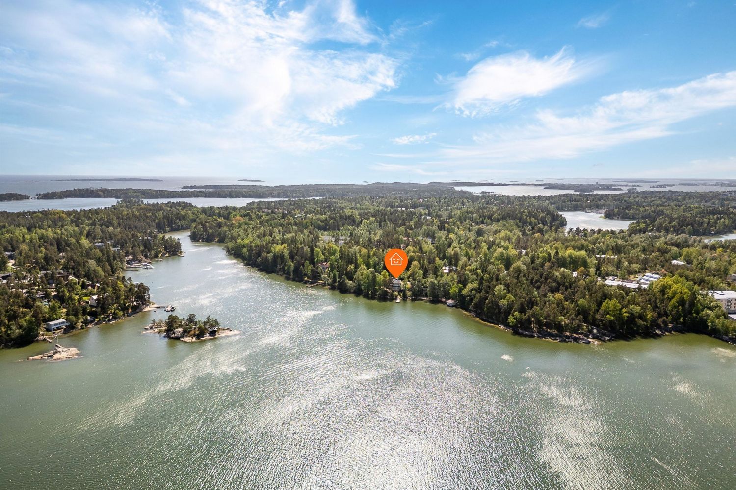 Upealla paikalla Jollaksessa merenrannalla sijaitseva alkujaan  n.1880- luvulla rakennettu huvila, joka on rakennettu kallion päälle.Alkuperäinen kulku huvilalle on ollut vesiteitse.Venelaiturin kautta, josta aukeaa upea fasaadi kivimuureineen ja portaineen.Rakennusta on vuosien aikana laajennet...