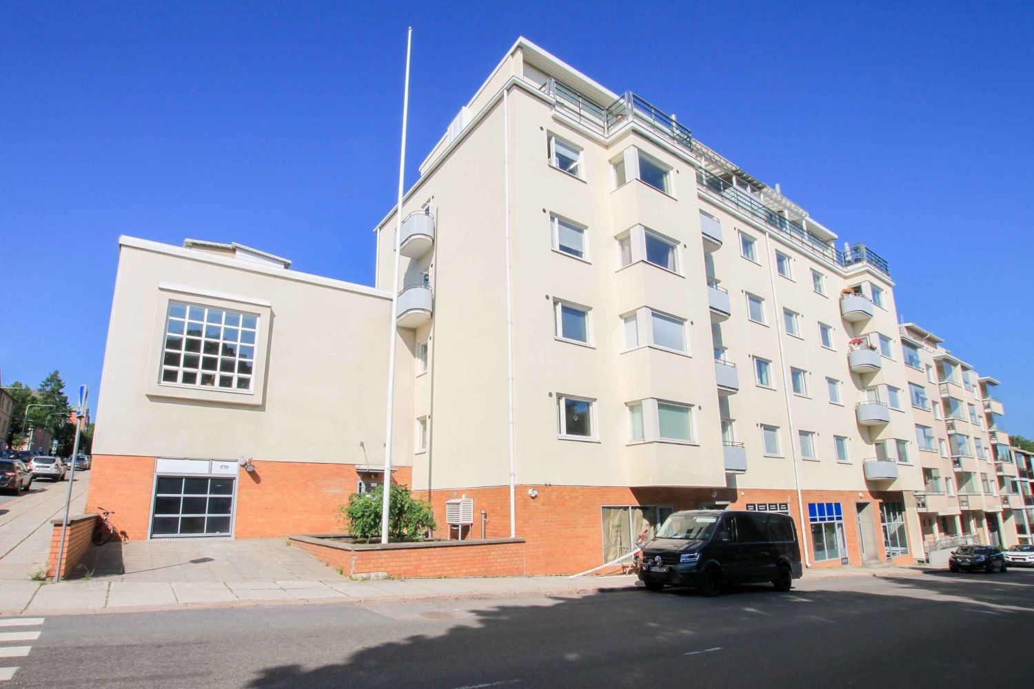 Vuokrattavana todella siisti ja edullinen varastotila (164,5 m&sup2;) erinomaisella paikalla, l&auml;hell&auml; Lappeenrannan satamaa. Tila soveltuu erinomaisesti varastointiin, pienimuotoiseen tuotantotoimintaan tai esimerkiksi verkkokaupan logistiikkatilaksi.Tilassa on k&auml;tev&auml; nosto-ovi, ...