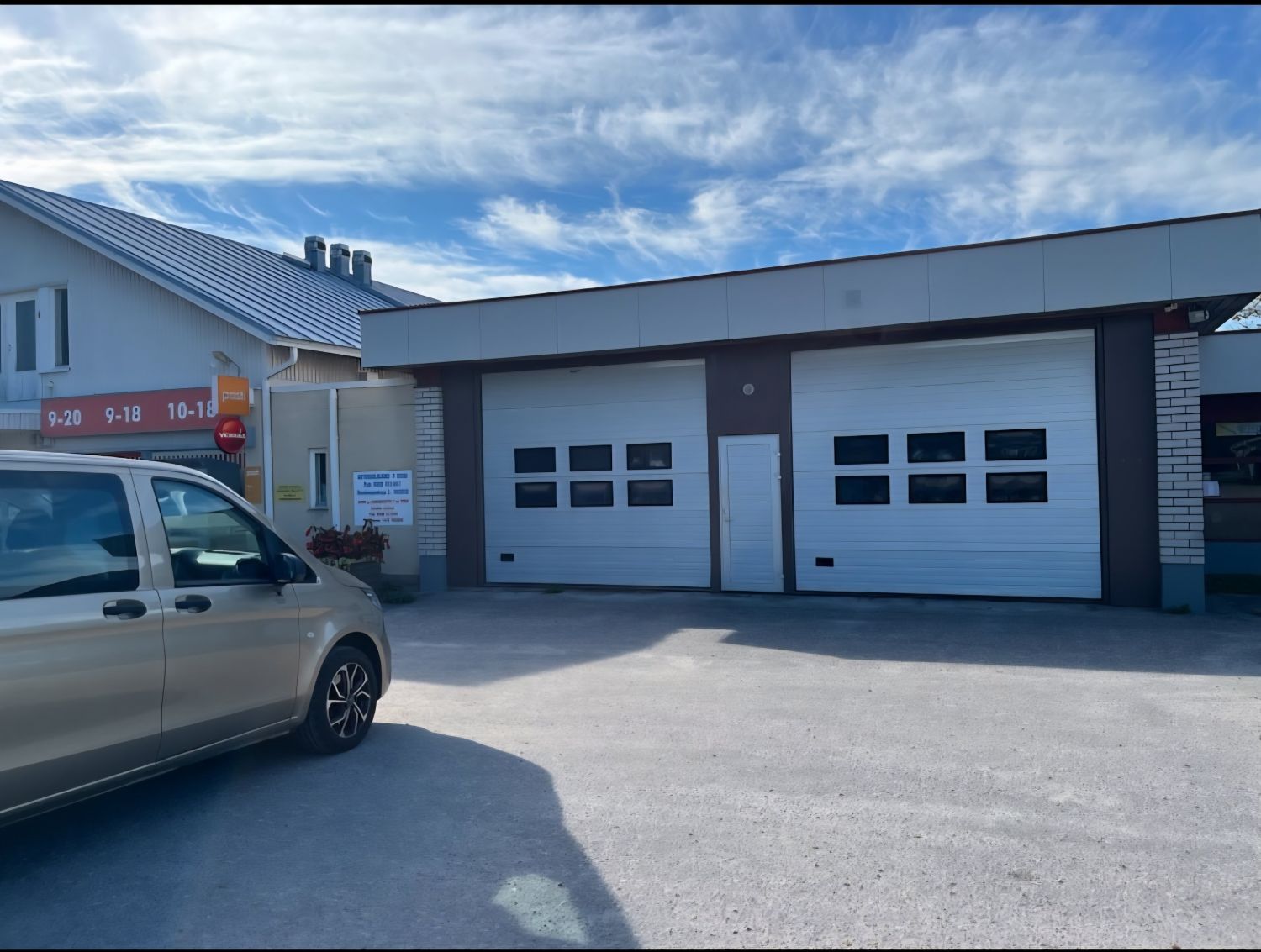 Hyvällä sijainnilla oleva liikekiinteistö ( vilkas päätie ) suurella lisärakennusoikeudella.Kiinteistössä kauppatila, autojen huoltokorjaamo- tila nosto-ovilla, kahvila/ravintolatilaa ja asuintyyppistä toimistotilaa.Kiinteistön kokonaisala on n. 640 m². Voidaan myydä myös erikseen kahdelle jolloi...