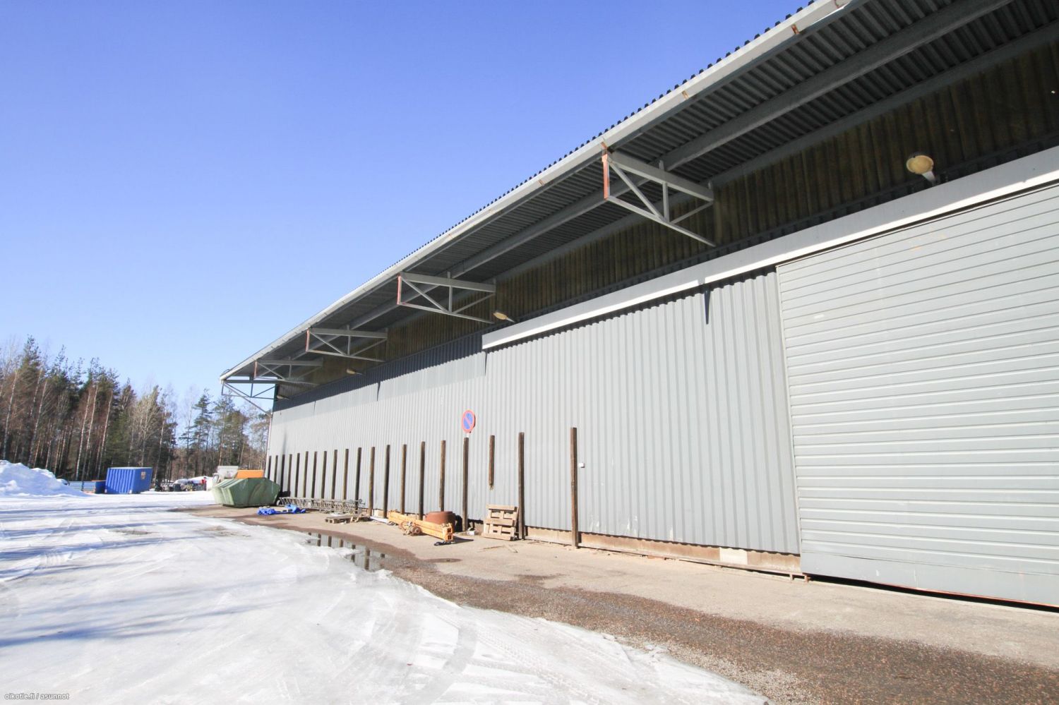 Tarjolla laaja ja helposti saavutettava hallikokonaisuus (1 293 m²) Imatralla, erinomaisella paikalla Vuoksenniskan ja Kaukopään välillä, aivan 6-tien läheisyydessä. Kohde sopii loistavasti logistiikka-, varastointi- tai kevyen teollisuuden käyttöön....