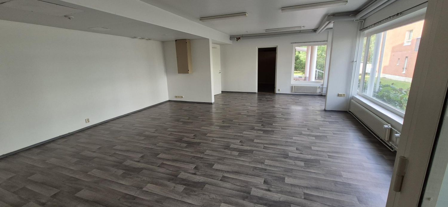 Liiketila kerrostalon katutasossa. Valoisa suurilla ikkunoilla varustettu liiketila. Oivallinen paikka pitää vaikka tilitoimistoa, askartelu- tai muuta liiketoimintaa.