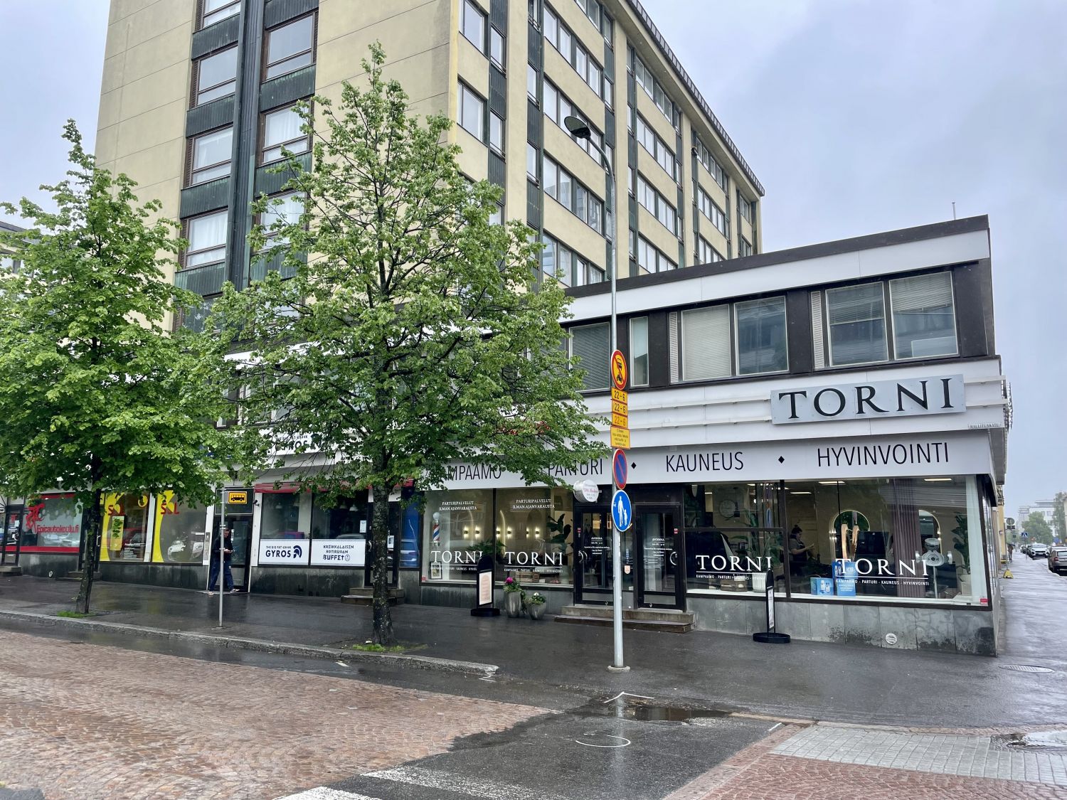 Hyväkuntoinen liiketila vilkkaasti liikennöidyn uudistuneen Hallituskadun varrella. Loistava paikka aseman ja keskustan välissä. Valoisa tila soveltuu monenlaiseen liiketoimintaan. Tilasta isot ikkunat Hallituskadun suuntaan, takaosassa pieni taukotila ja vessa. Takatilaan mahdollista myös varastoid...