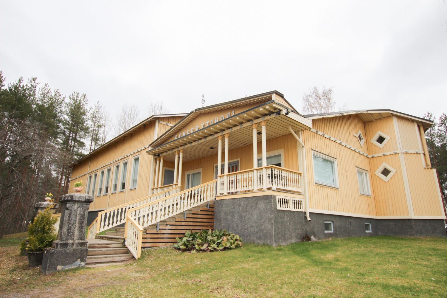 Sen konserttisalia pidetään yhtenä Suomen arvostetuimmista, erityisesti erinomaisen akustiikkansa ansiosta.Konserttihovi rakennettiin vuonna 1979. Tontin koko on 5 321 m², ja rakennuksen pinta-ala on 452 m², josta osa on asuinkäytössä. Suuren konserttisalin li...