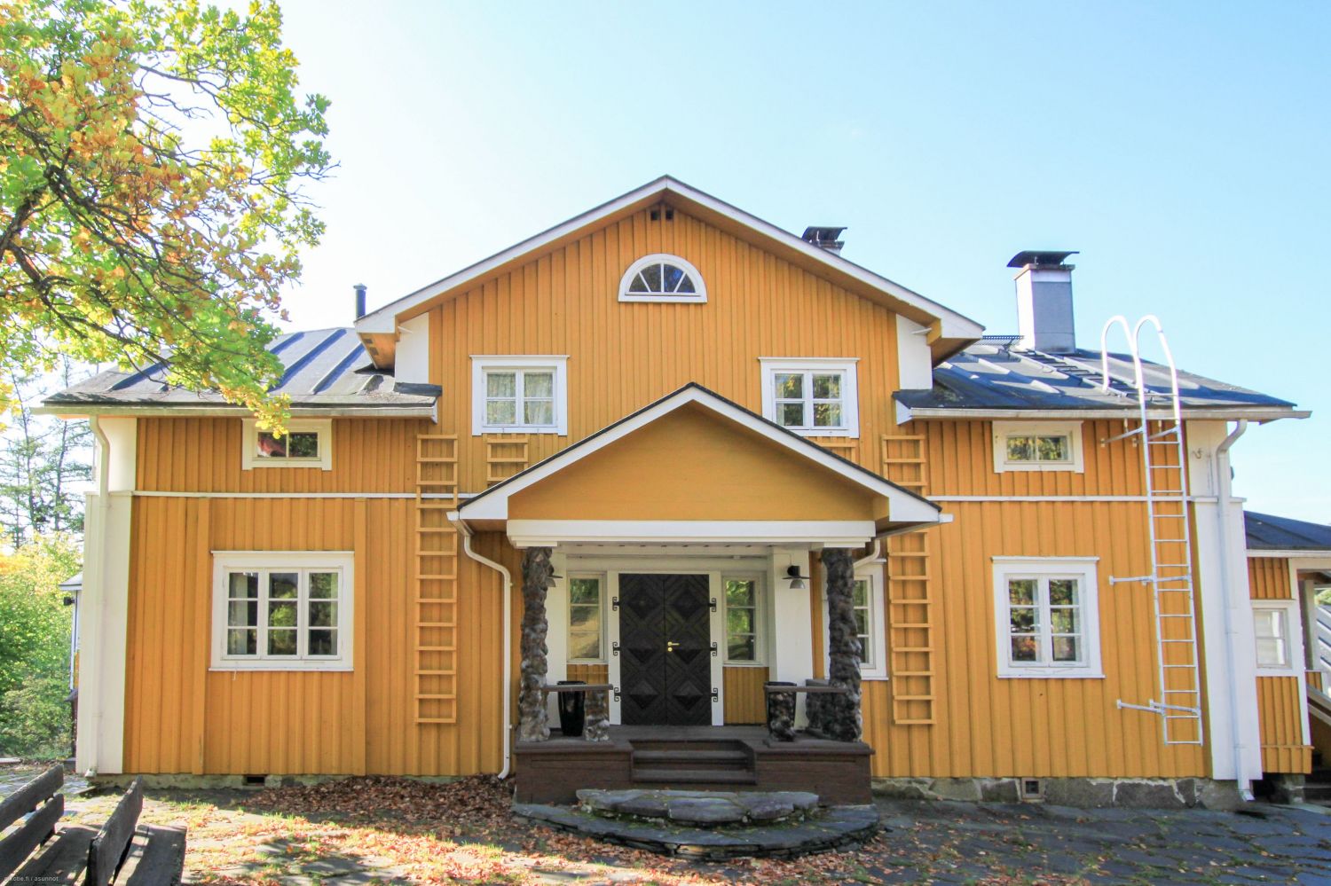 Perinteitä huokuva maaseudun matkailukohde luonnon keskellä Ruokolahdella. 1900-luvun alussa rakennettu ja siellä on mm. päärakennus, jossa majoitushuoneita ja perinteinen hirsitupa, aittarakennukset majoittumiseen, navettarakennus ja erillinen saunarakennus. Rakennuksissa o...