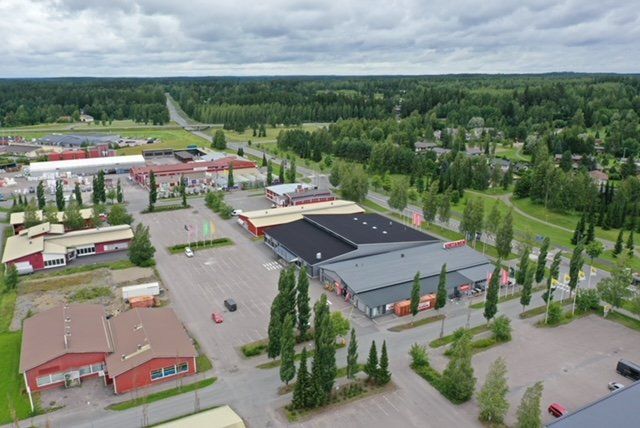 Etsitkö tilavaa ja monipuolista liiketilaa?Forssan keskustasta Aleksinkatu 1:ssä sijaitseva tila tarjoaa erinomaiset puitteet yritystoiminnalle. Vuonna 2008 valmistunut kiinteistö on moderni ja hyvin hoidettu, ja se sijaitsee omalla 4070 m² tontilla. Kokonaisala on vaikuttavat 3230 m², ja tilat ova...