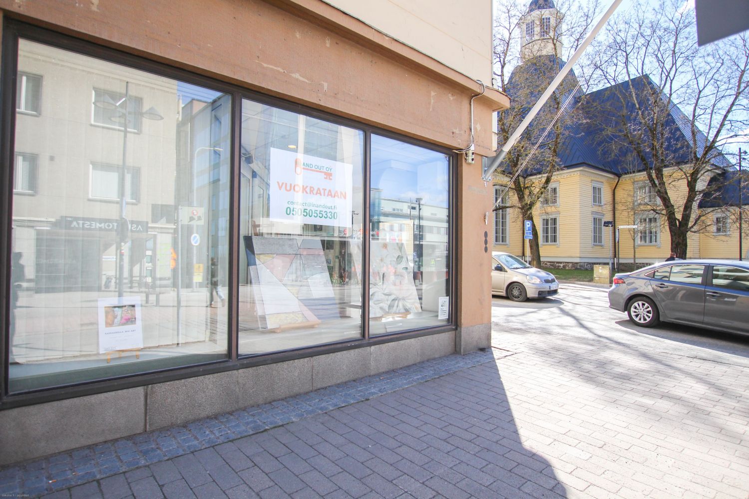 Erinomaisessa paikassa, ydinkeskustassa sijaitseva katutason liiketila vuokrattavissa. Tila sijaisee Valtakadun ja Kirkkokadun kulmauksessa ja liikkeen vieress&auml; on runsaasti asiakasvirtaa ja n&auml;kyvyys erinomainen.Tilat ovat kahdessa kerroksessa. Katutasossa on 313 m2 ja alakerrassa 141 m2.T...