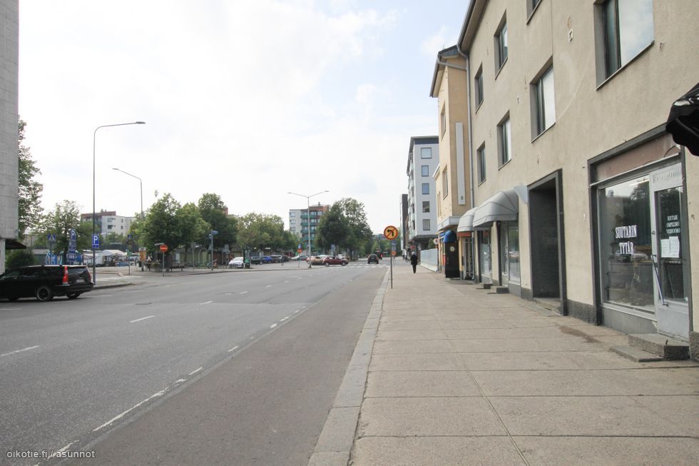 Useita eri kokoisia tiloja heti vapaana – loistava sijainti ja hinta!Tarjolla monipuolinen valikoima toimisto- ja liiketiloja Lappeenrannan keskustasta – aivan torin kyljestä, paraatipaikalta!🔹 Pinta-alat 25–94 m² – valitse tarpeesi mukaan 🔹 Vuokrat alk. 200 € ...