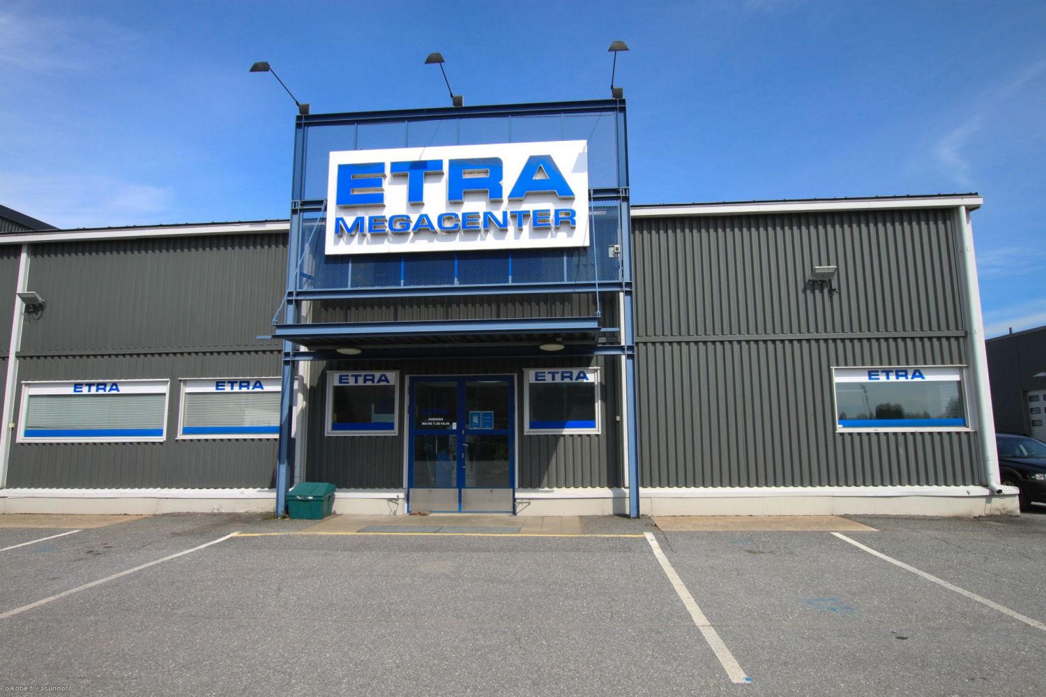 Hyv&auml;kuntoinen ja muokattavissa oleva, nykyisin myym&auml;l&auml;k&auml;yt&ouml;ss&auml; oleva tila. Se sijaitsee Toikansuontien varrella hyv&auml;ss&auml; paikassa. K&auml;ynti tilaan on pihan puolelta.Tilaan on aikaisemmin ollut nosto-ovi sis&auml;&auml;nk&auml;ynnin vieress&auml; ja se on tar...