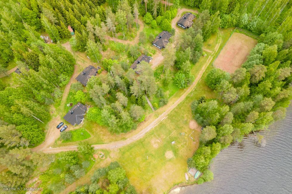 Vapaa-ajan kiinteistöjen kokonaisuus Savonlinnan Punkaharjulla. Kokonaisuuteen kuuluu viisi mökkiä, kesärakennus, rantasauna, grillikota, varasto ja urheilukenttä. Tila koostuu kahdesta tontista, joiden yhteenlaskettu pinta-ala on yli 3,5 hehtaaria.Kaikki viisi mökki&au...
