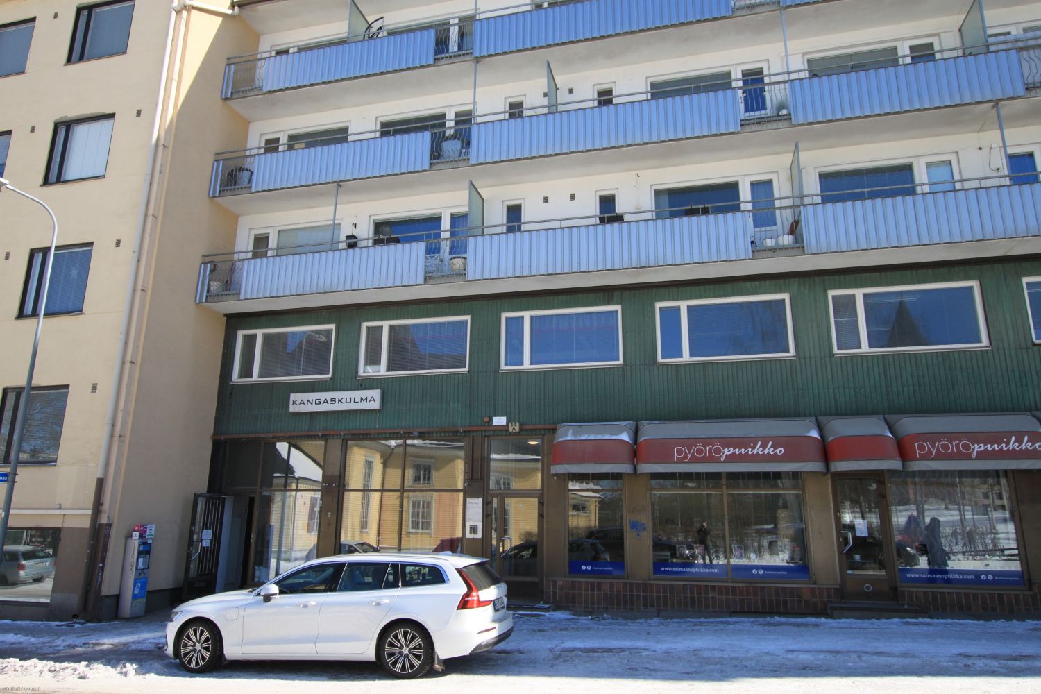 Hyv&auml;kuntoinen ja valoisa tila Lappeenrannan keskustassa. 85 m2 huoneistossa on kaksi toimistotilaa ja yksi pienempi huone taukotilaksi.T&auml;h&auml;n siistiin tilaan kannattaa k&auml;yd&auml; tutustumassa ja saat edullisen tilan vuokralle aivan keskustasta.Sovi esittelyst&auml;.