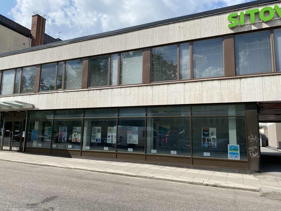 Hyv&auml;kuntoinen katutason liiketila, joka sopii my&ouml;s toimistok&auml;ytt&ouml;&ouml;n. Tila muodostuu kahdesta eri osasta eli on my&ouml;s jaettavissa. Osa pohjakuvassa n&auml;kyv&auml;st&auml; tilasta (n. 50 m2) on vuokrattu. Tilat on otettavissa heti k&auml;ytt&ouml;&ouml;n, isompia remonti...