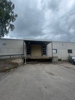 Tarjotaan vuokralle 227m2 siistiä hallitilaa hyvällä sijainnilla. 6,5€/m2 + alv.Tilassa on lastauslaituri, nosto-ovi, erillinen käyntiovi sekä toimistotila.Kiinteistössä on kaukolämpö. Lämpö ja sähkö sisältyy vuokraan.