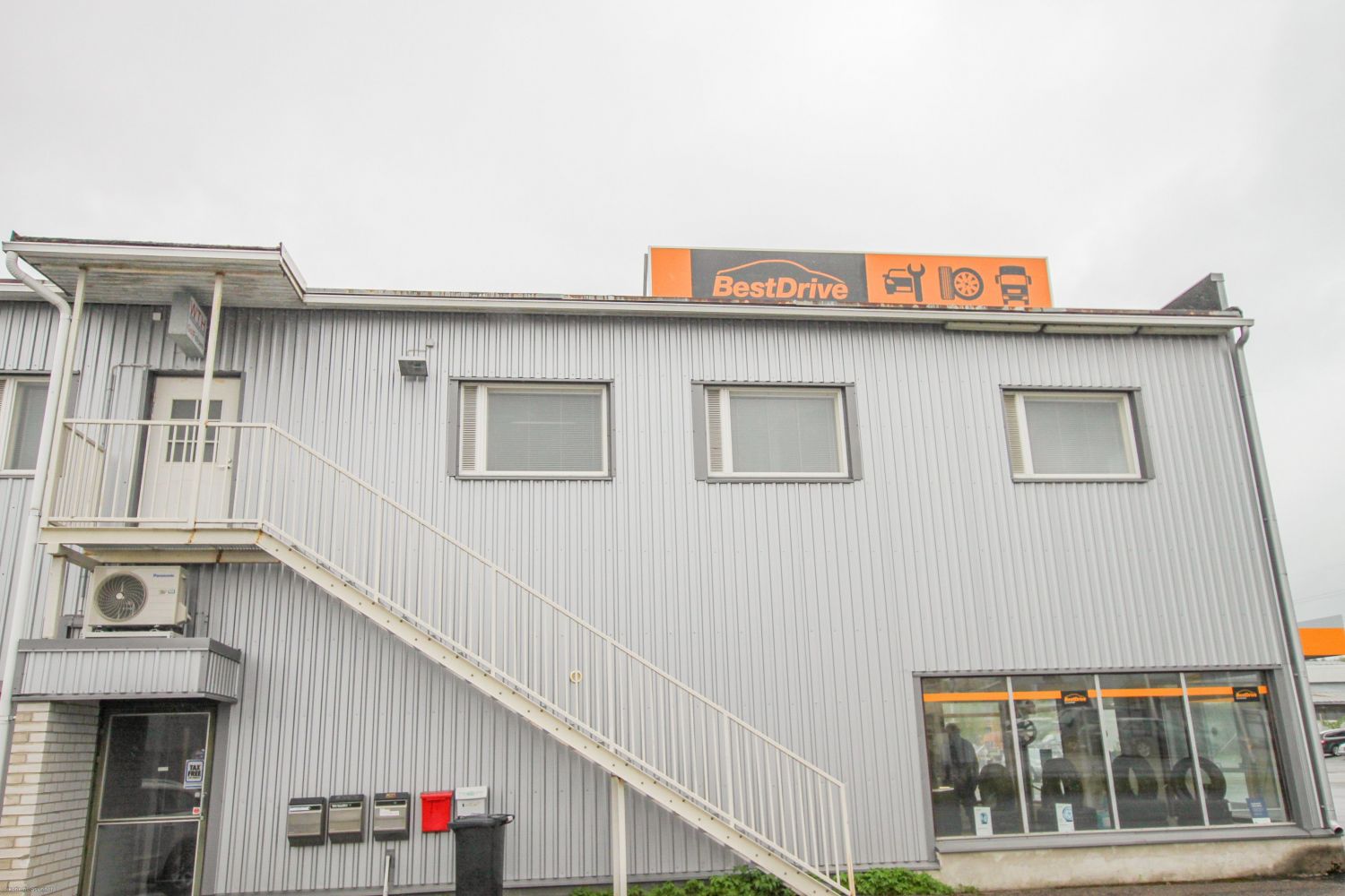 Toisessa kerroksessa sijaitseva noin 160 m&sup2; toimistotila Toikansuontiell&auml;. Tilassa on my&ouml;s pesutila ja sauna, sek&auml; kaksi WC:t&auml;. Tilat ovat siistiss&auml; ja hyv&auml;ss&auml; kunnossa.Samalla tontilla olevasta rakennuksesta on mahdollisuus my&ouml;s saada kylm&auml;&auml; va...