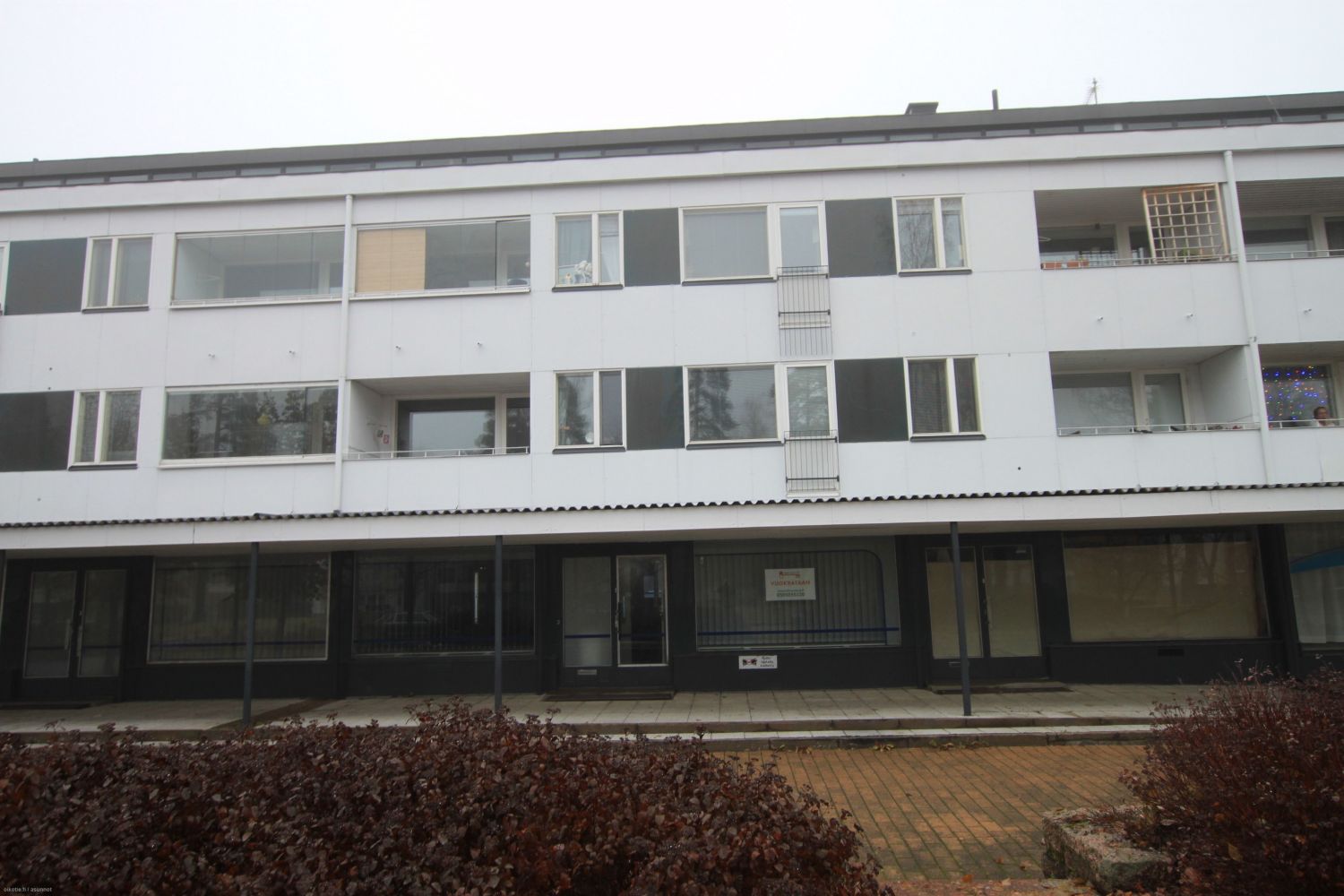 Lauritsalan keskustassa oleva siisti toimistotila 99,5 m2 + 108,0 m2. Lis&auml;ksi kellaritilat 66,5 m2 + 66,5 m2. Kellaritiloissa muun muassa keitti&ouml;. Toimiston pinnat on uusittu ja lis&auml;ksi ilmanvaihtoa lis&auml;tty.Tilat sopivat esimerkiksi terveydenhuoltoalan toimijalle tai yhdistyksell...