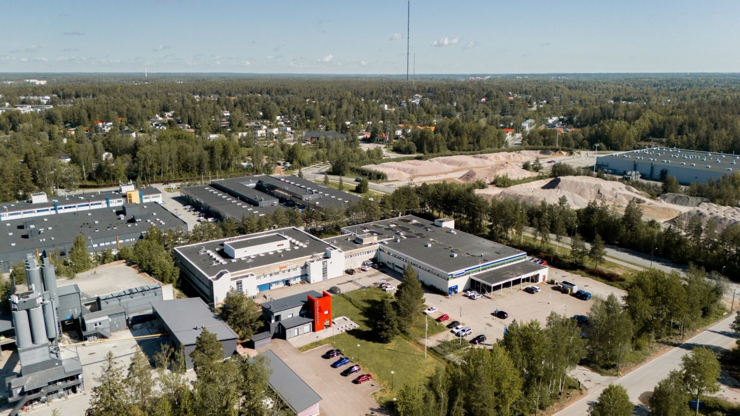 Edullinen sisään ajettava katutason tuotantotila nosto-ovella Kiviruukin teollisuusalueella