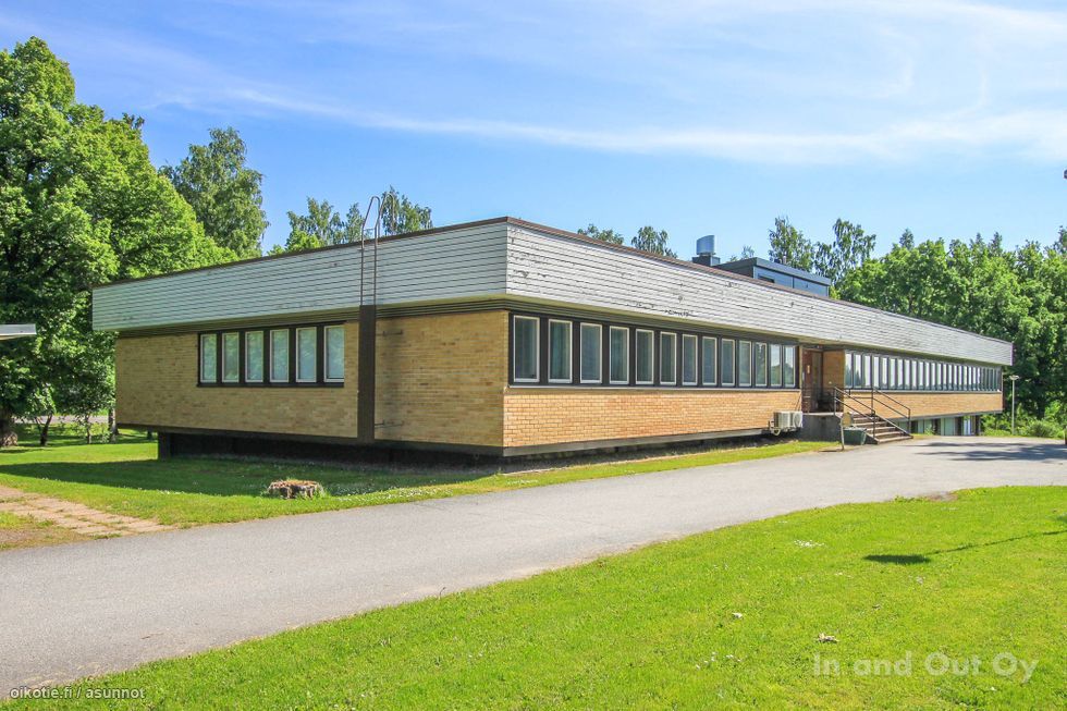 Entinen kanavakonttorirakennus Mustolassa, tilaa kaikenkaikkiaan kahdessa kerroksessa noin 1 665 m&sup2;, josta osa noin 300 m&sup2; on vuokrattuna ja loput vuokrattavissa.Sopii tahoille joiden ei ole pakko olla ydinkeskustassa, vaan voi toimia keskustan ulkopuolella avarassa ymp&auml;rist&ouml;ss&a...