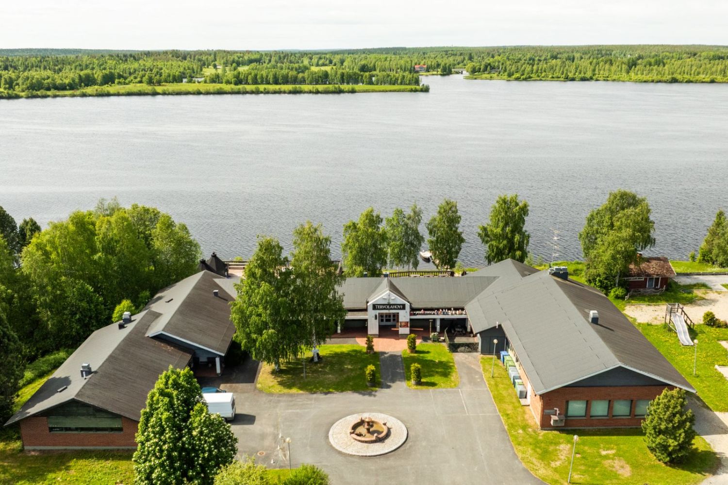 Upea hotellikokonaisuus joen rannalla