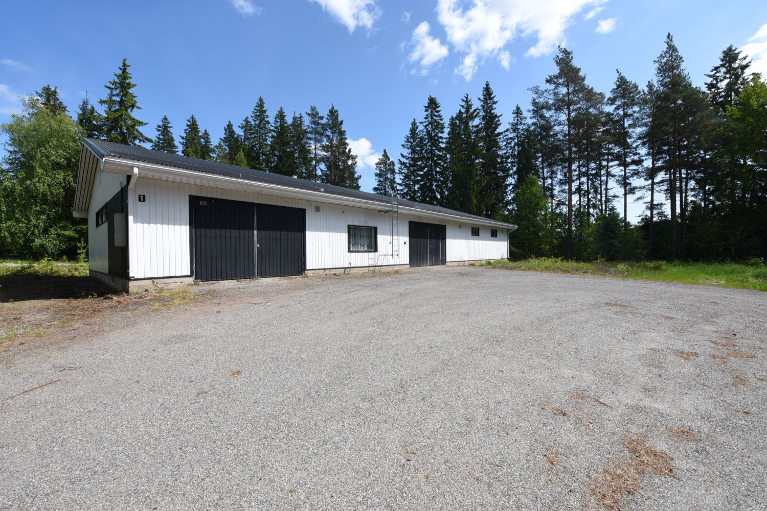 Halli 336 m² Mynämäellä E8-tien varrella – jaettuna kahteen tilaanRauhallisella paikalla,  E8-tien varressa sijaitseva halli (336 m²), joka on jaettu isompaan tilaan (248,5 m²) ja pienempään tilaan (87,5 m²).Erinomainen mahdollisuus omaan käyttöön tai vuokrakäyttöön. Iso sorapiha ja 3 900 m² t...