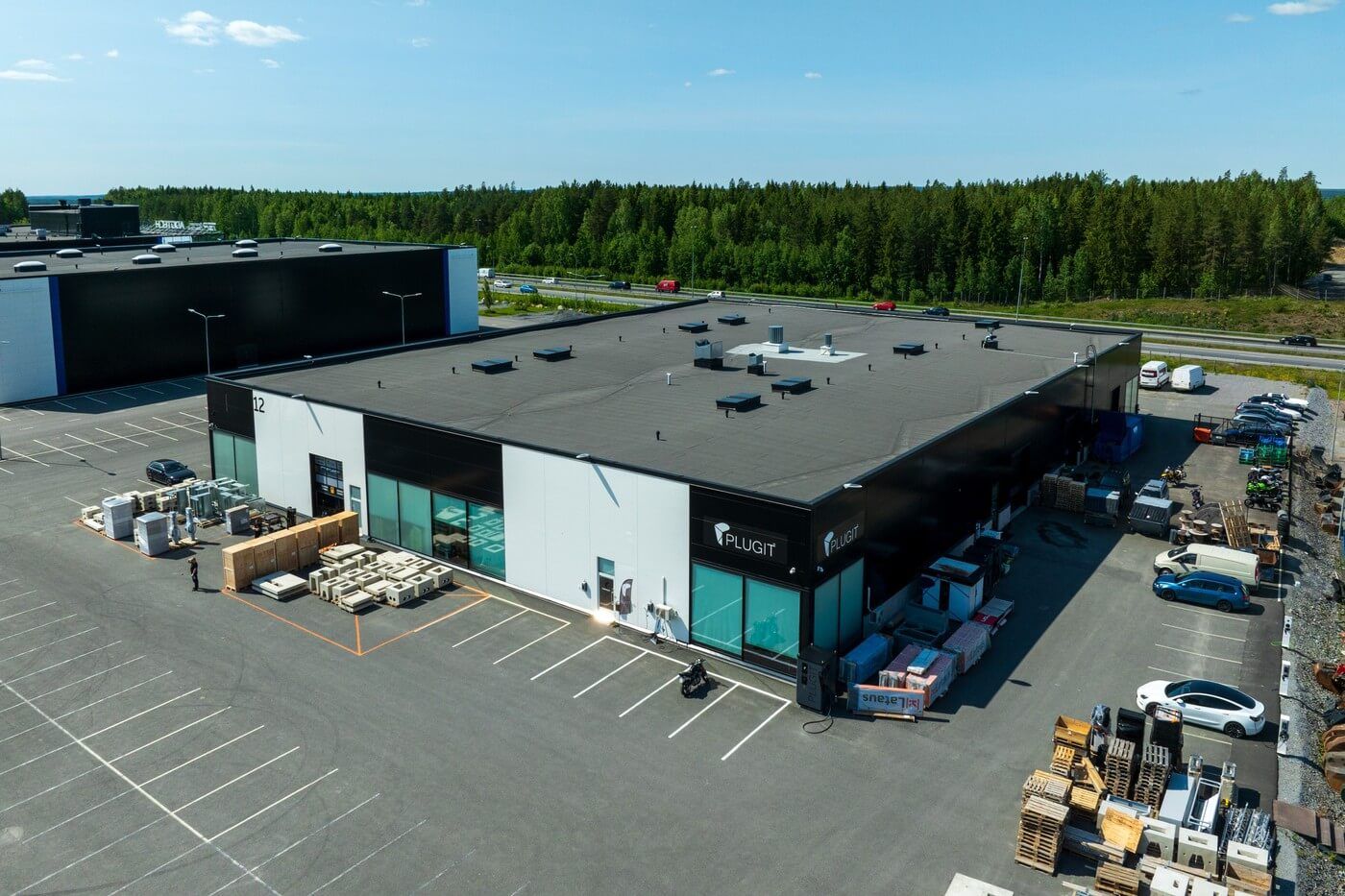 Vapautumassa vuokrattavaksi 1.5.2026 alkaen näyttävä liiketila. Toimitila on katutasossa ja se sisältää pienet sosiaalitilat.  Tilassa on nosto-ovi sekä erillinen sisäänkäynti. Kohteella on pihatilaa runsaasti.