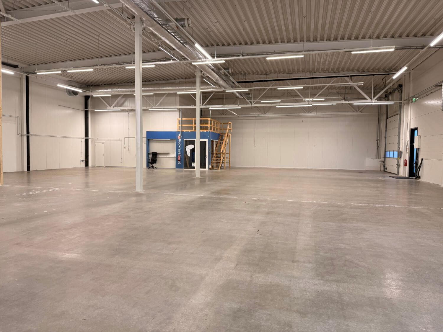 Vuokrattava liiketila Autokeskuksentie 12:ssa Pirkkalan Linnakalliossa.