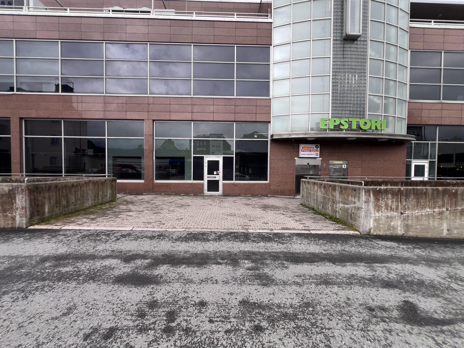 Omasisäänkäynti Maamiehenkadulta