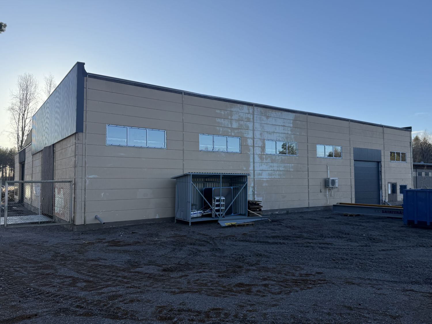 Varastohalli noin 1000 m2, lämmitys ilmalämpöpumpuilla, kiinteistössä ei ole tällä hetkellä vettä eikä viemäröintiä, kunnallistekniikka katualueella. Tontti noin 2500 m2. Ristikiventie 3 kiinteistöstä vuokrattavissa piha-aluetta tai ostettavissa noin 35000 m2 tonttimaata, noin 1000m2 olemassa oleva...