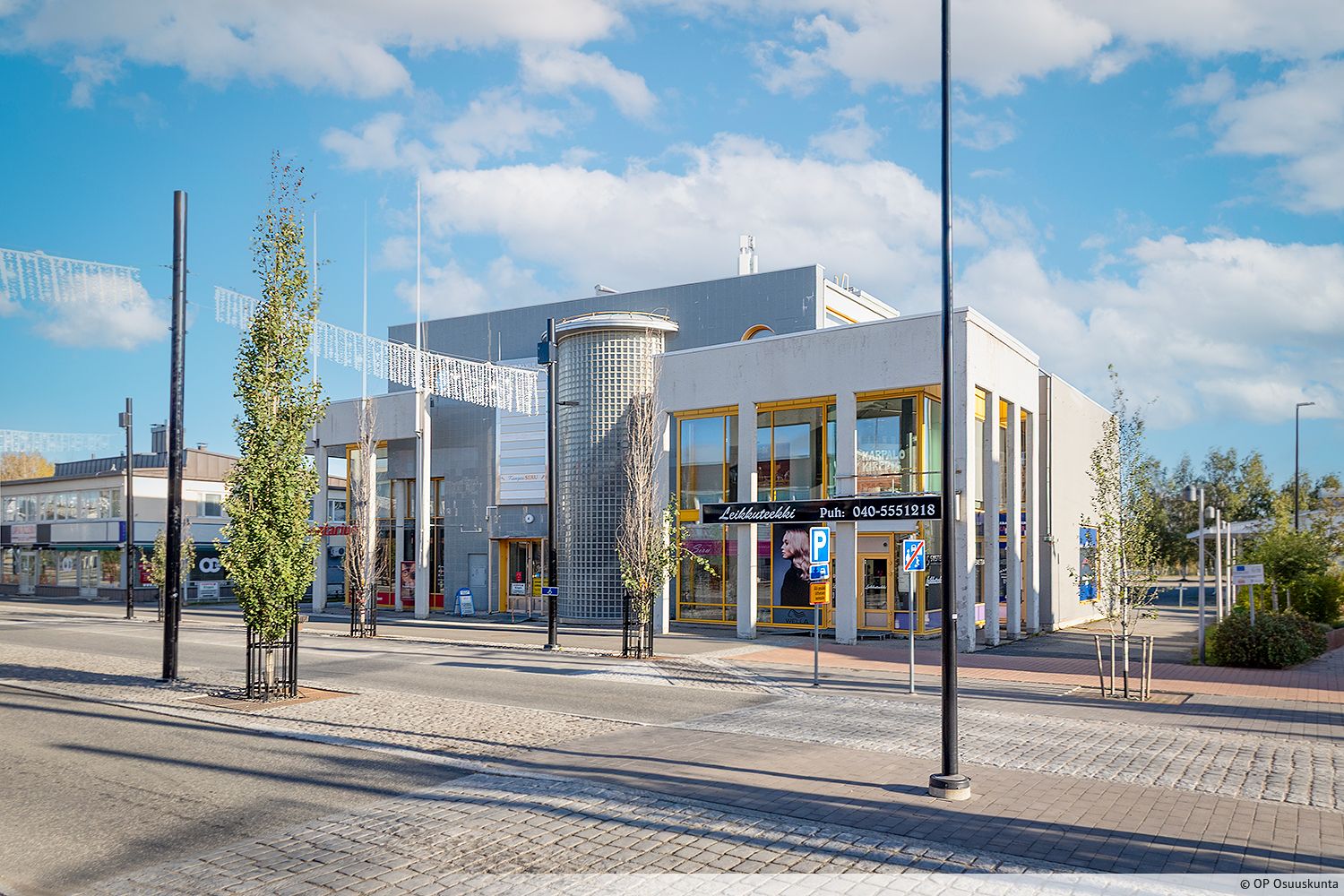 Vuokrattavana kolmannen kerroksen toimistotila näkyvällä paikalla, aivan Kuusamon keskustassa. Samassa kerroksessa on vapaana toinenkin vastaavanlainen tila, joten mahdollisuus myös suurempaan kokonaisuuteen. Lähettyviltä löytyy kaikki keskusta-alueen kattavat palv...