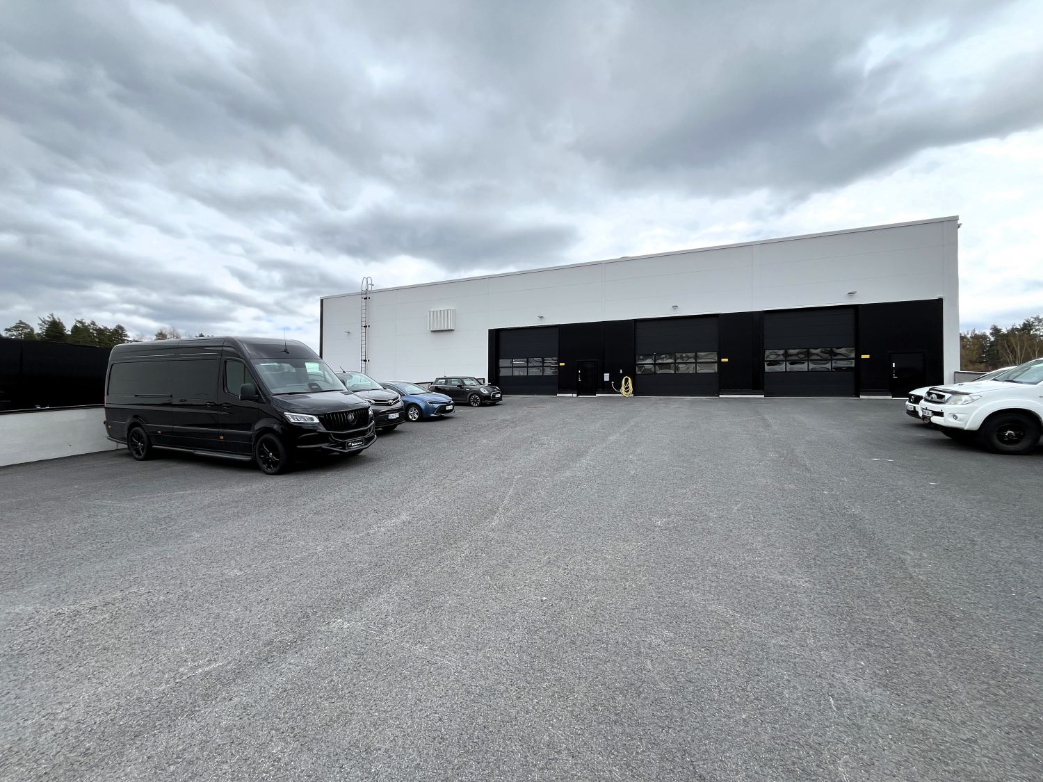 vuonna 2021 valmistunut, laadukkaasti rakennettu kokonaisuus Valtatien välittömässä läheisyydessä