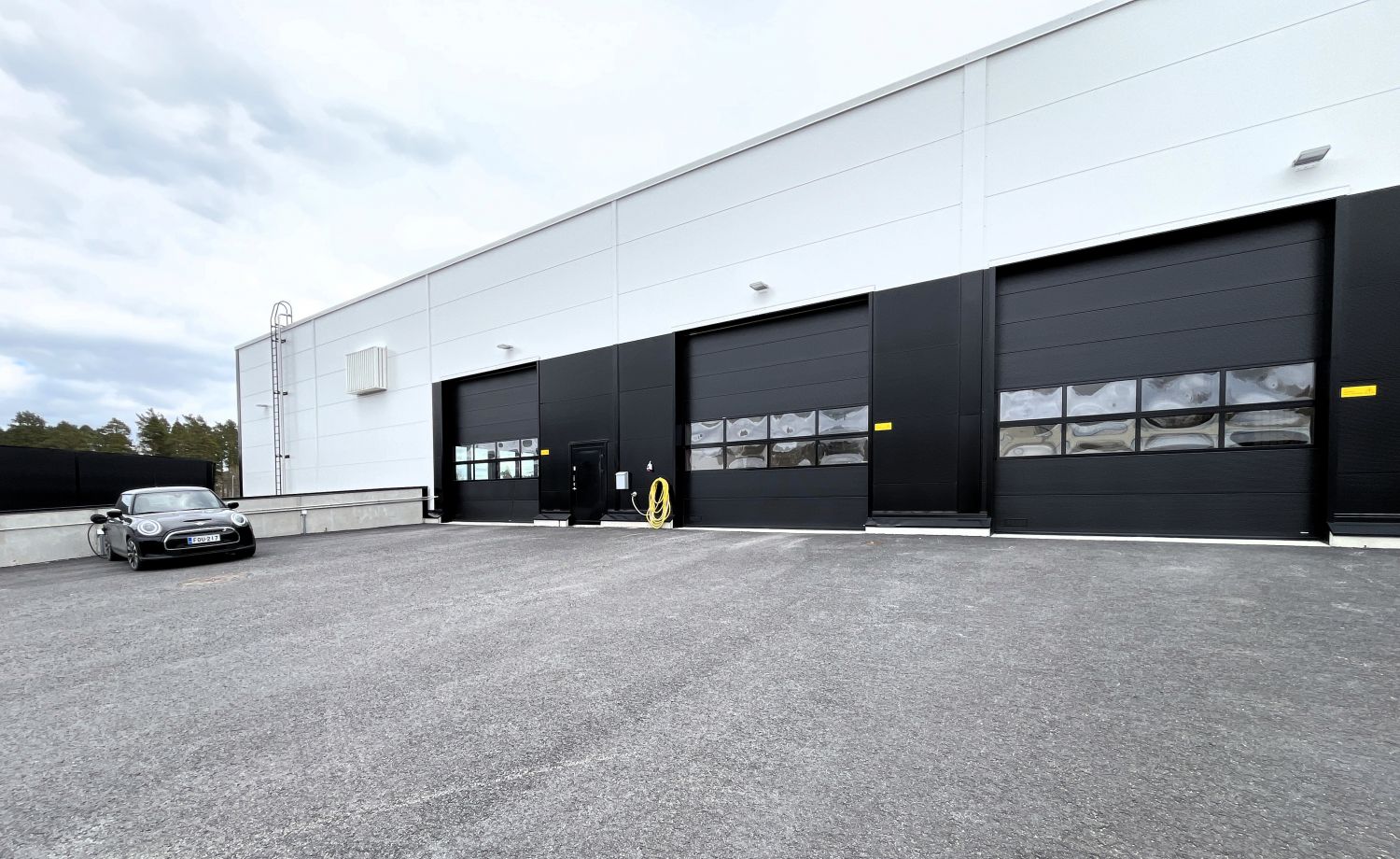 vuonna 2021 valmistunut, laadukkaasti rakennettu kokonaisuus Valtatien välittömässä läheisyydessä