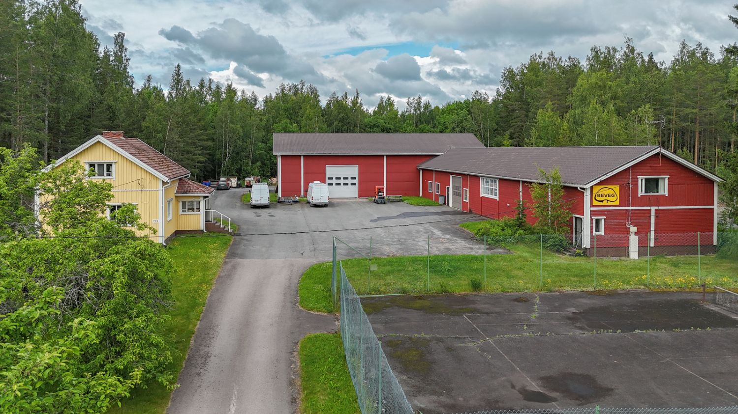 Hyväkuntoinen hallikiinteistö Venesjärven keskustassa. Kolmesta tilasta muodostuvan kokonaisuuden pinta-ala lähes 1,4ha. Hallirakennus valmistunut vuonna 1983 ja laajennettu vuonna 1989. Tämän jälkeen rakennusta huollettu säännöllisesti. Rakennuksen kerrosala noin 642 neliötä. Hallitilan sisäsei...