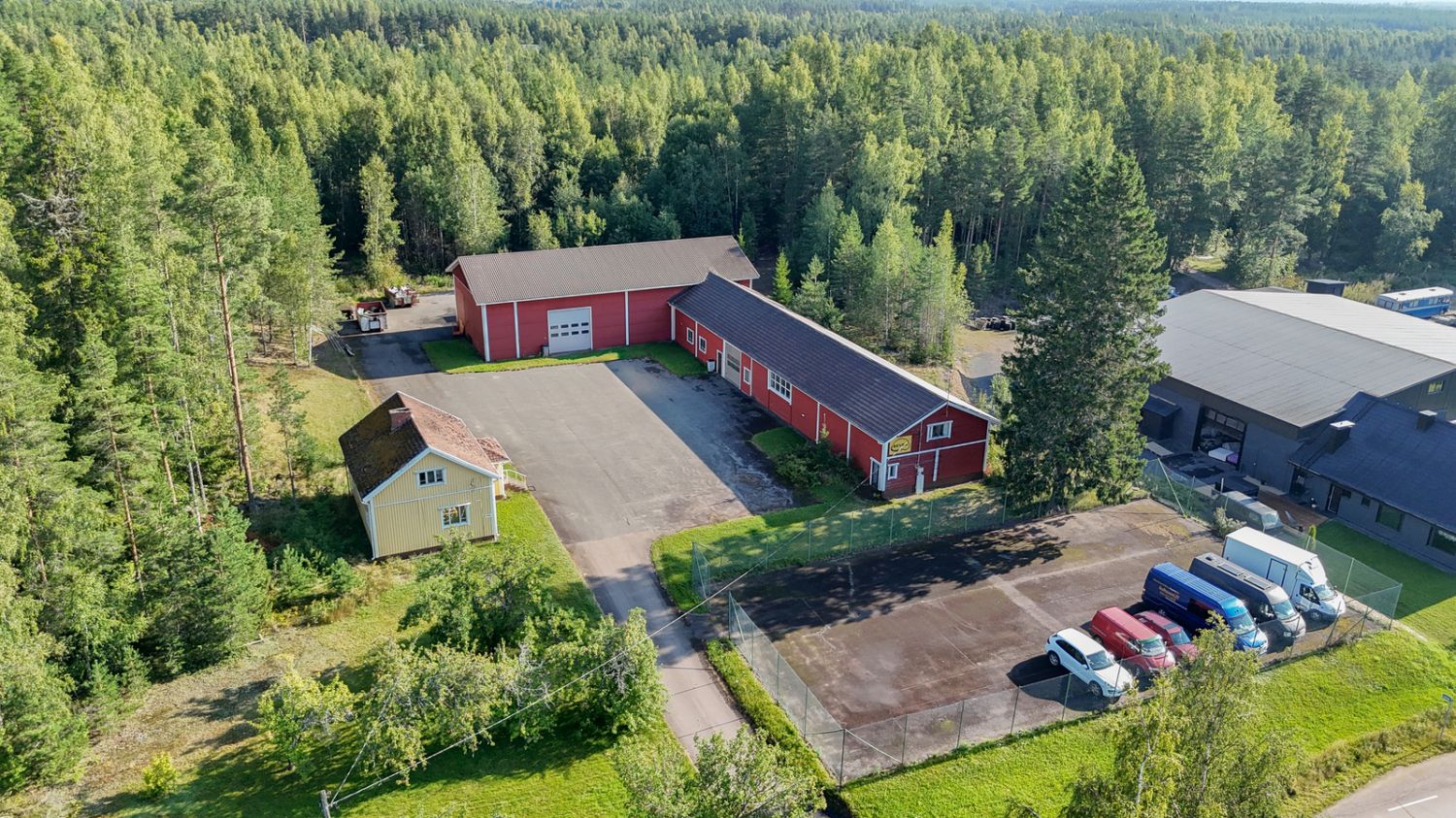 Hyväkuntoinen hallikiinteistö Venesjärven keskustassa. 

Kolmesta tilasta muodostuvan kokonaisuuden pinta-ala lähes 1,...