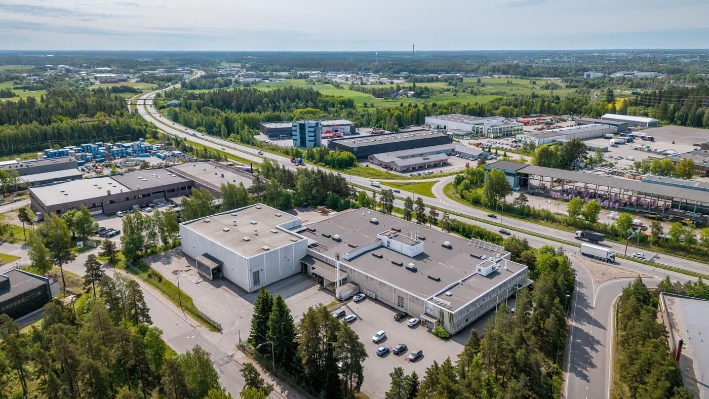 Vapautumassa 1.5.2027 vuokrattavaksi varasto- ja tuotantotilaa Turun Urusvuoresta. Kohde sijaitsee hyvällä paikalla ohikulun välittömässä läheisyydessä, ja yhteydet ovat sujuvat useaan suuntaan. Tilassa on 4 kpl lastauslaitureita, nosto-ovia.