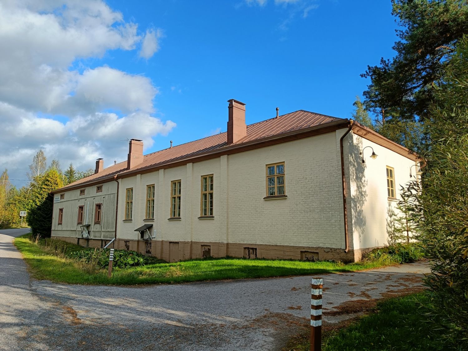 Huolella vaalittu Herajoen työväentalo, joka on palvellut monenlaisten tapahtumien näyttämönä.Alun perin vuonna 1908 rakennettu, 1929 laajennettu, vuosien varrella laajasti kunnostettu rakennus, joka toimii tällä hetkellä juhla-, tapahtuma- ja kokouskäytössä. Juhlasali jossa kiinteä näyttämö. ...