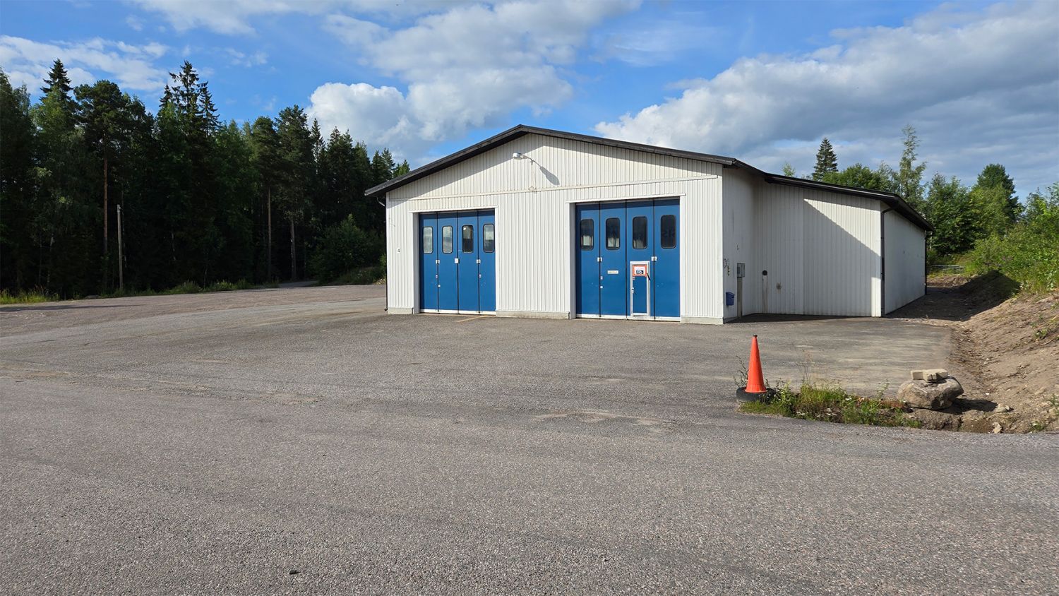 Myydään autoilijan unelma tai monen muunkin – hyvä halli isolla pihalla Askolassa!