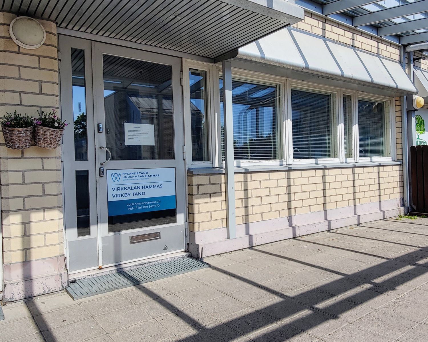 Tämä 25 neliön liiketila soveltuu niin yksinyrittäjän toimistoksi kuin hoitotyön (kosmetologi, parturi, hieroja) vastaanottotilaksi. Sijainti liikekiinteistön toisessa kerroksessa, johon kulku rakennuksen takaa ulkokautta.Tilassa minikeittiö, joka ehkä kaipaa päivityksen, sekä vessa. Siisti lamina...